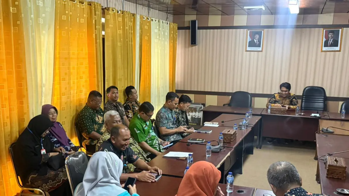 BERI PERHATIAN: Legislator memberikan perhatian terhadap viralnya chat tak senonoh oknum guru ke siswi. (ISTIMEWA/RADAR BOJONEGORO)