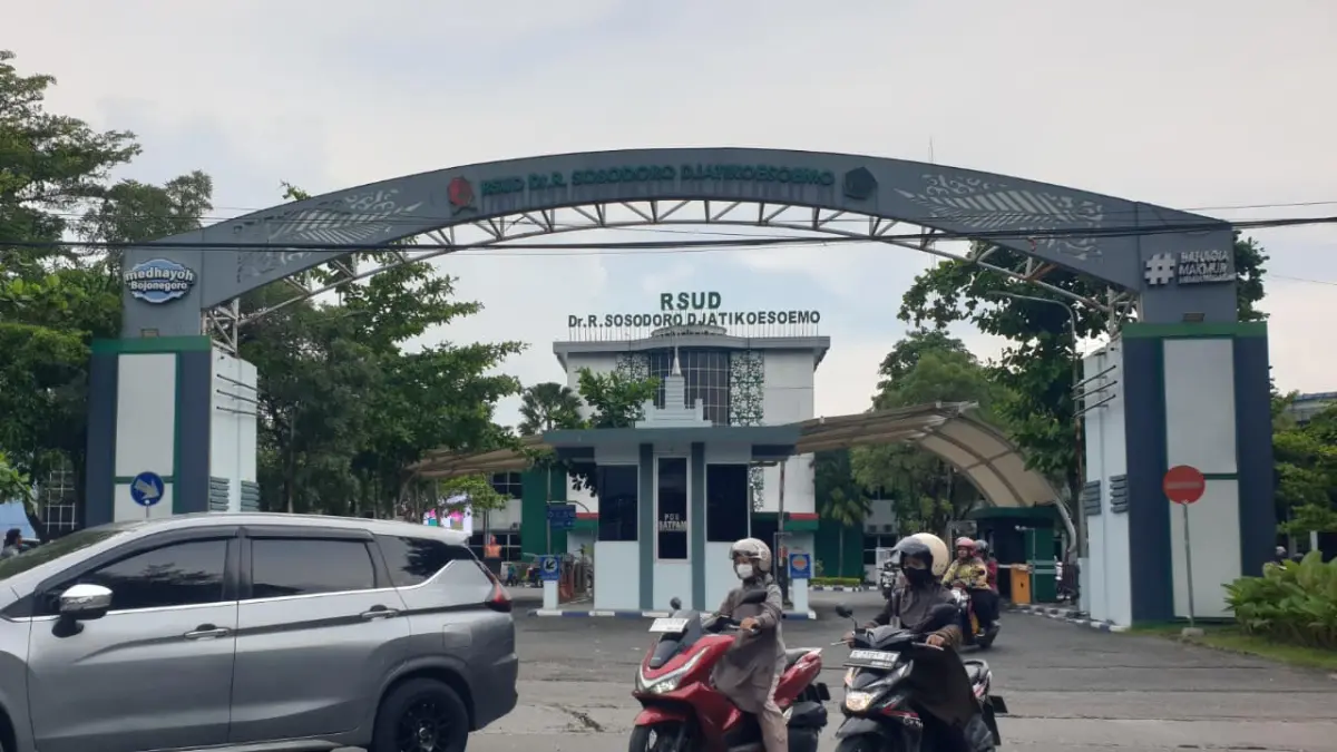 KESEHATAN: Jalur keluar masuk RSUD Sosodoro Djatikoesoemo yang berlokasi di Jalan Veteran. (HAKAM ALGHIVARI/RADAR BOJONEGORO)