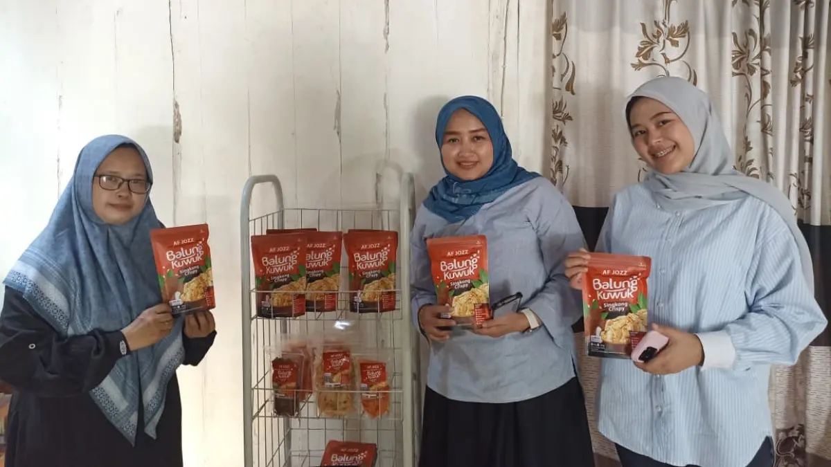 UMKM: Camilan balung kuwuk buatan Siti Tarwi’in (paling kiri) semakin dikenal masyarakat luas. (ISTIMEWA/RADAR BOJONEGORO)