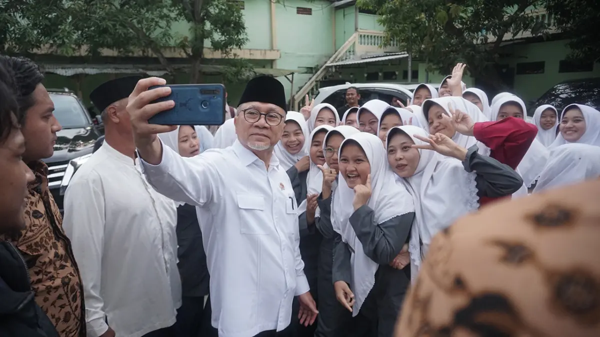 BERFOTO : Menko Pangan Zulkifli Hasan berfoto bersama para santriwati saat berkunjung ke salah satu Ponpes di Bojonegoro kemarin (10/4). (YUAN EDO RAMADHANA/RADAR BOJONEGORO)