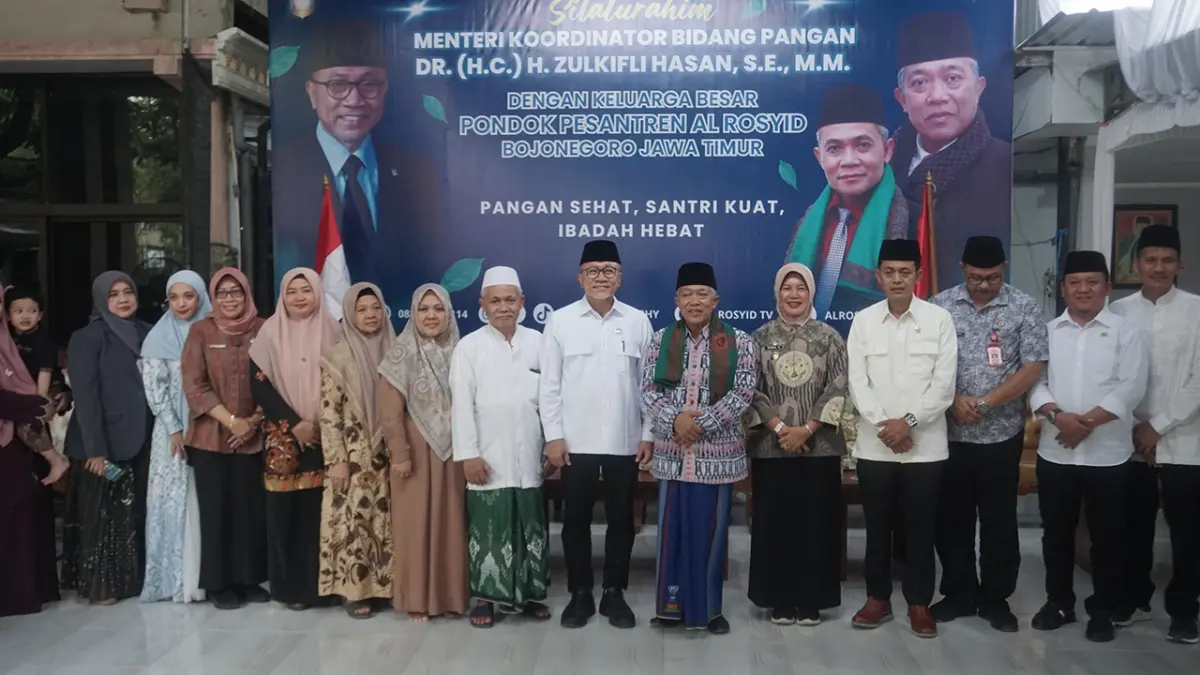 FOTO BERSAMA: Menko pangan Zulhas, didampingi Wabup Nurul Azizah, ketua DPD PAN Lasuri, dan tamu undangan berfoto bersama diakhir acara. (YUAN EDO RAMADHANA/RADAR BOJONEGORO)