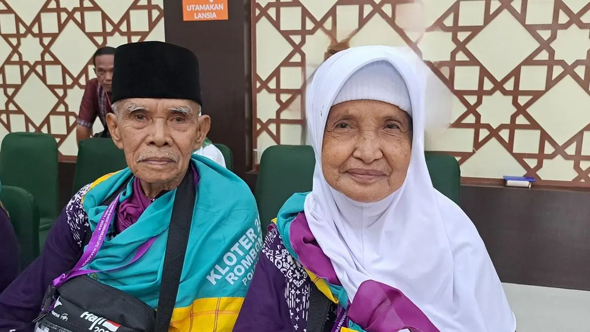 NAIK HAJI: Pasangan suami istri menunaikan ibadah Haji.