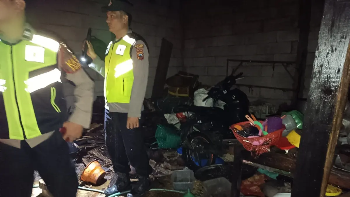 TERBAKAR : Dapur warga Japah yang terbakar. Kebakaran ini membuat pemilik rumah ikut terluka. (ISTIMEWA/RADAR BOJONEGORO)