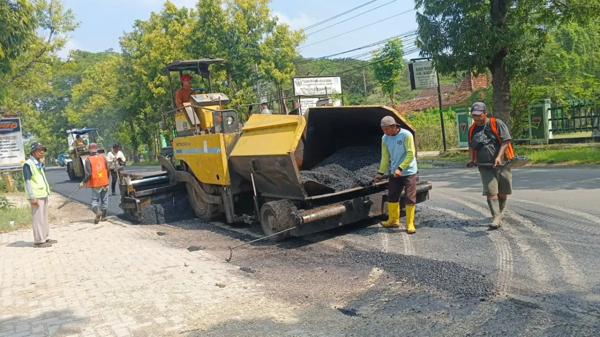 TERKEREK NAIK: Aktivitas pengaspalan pada ruas jalan nasional di Kabupaten Blora. (ACHMAD SYAEROYZI/RADAR BOJONEGORO)