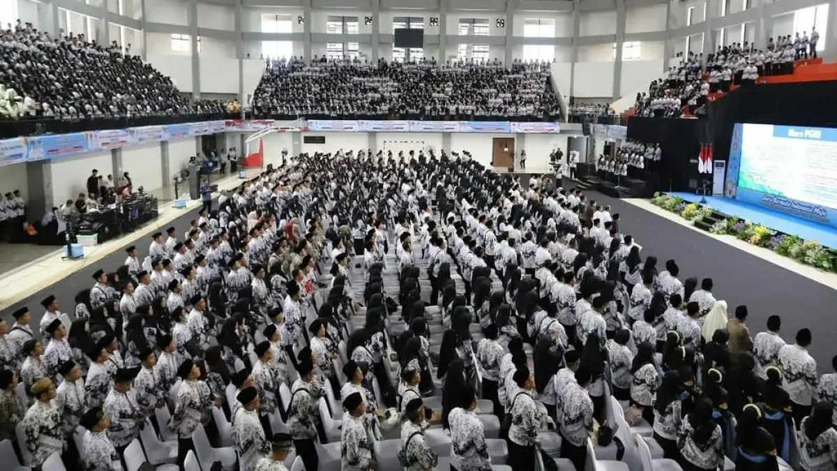 APARATUR : Para guru ASN saat rapat di GOR Utama Bojonegoro. (IRVAN/RADAR BOJONEGORO)