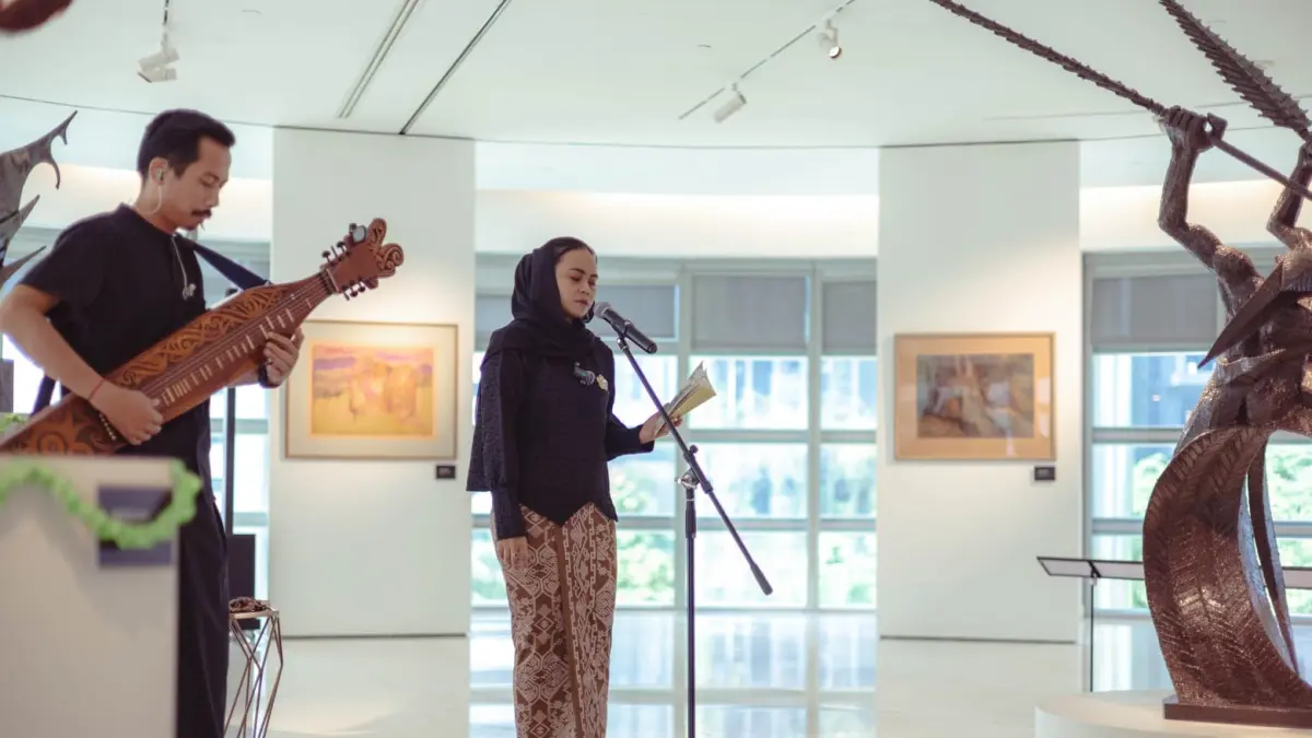 GEBRAKAN : Welda Sanavero saat merepresantasikan karyanya di Galeri Petronas Kuala Lumpur, 4 April lalu. (ISTIMEWA/RADAR BOJONEGORO)