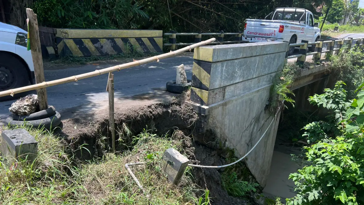 RUSAK: Sayap jembatan Desa Temulus Kecamatan Randublatung yang rusak akibat kendaraan alat berat. (ISTIMEWA/RADAR BOJONEGORO)