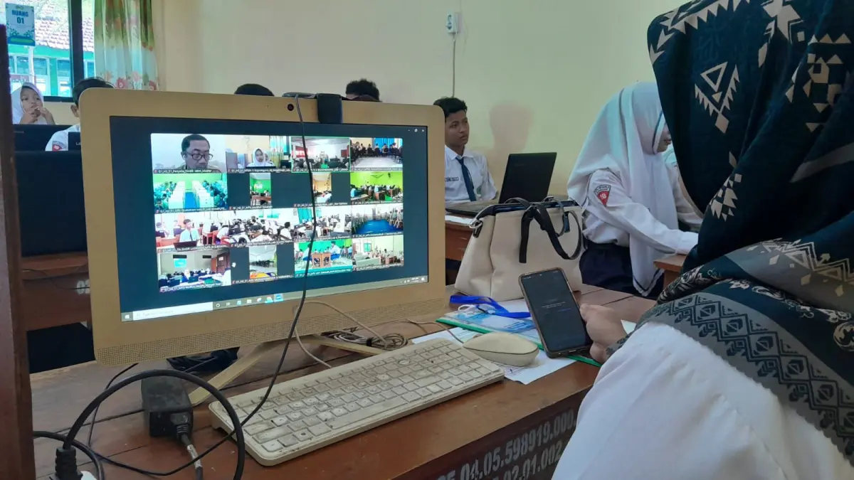 SERIUS : Suasana pelaksaan tes kemampuan akademik (TKA) di salah satu SMPN di Bojonegoro. (IRVAN/RADAR BOJONEGORO)