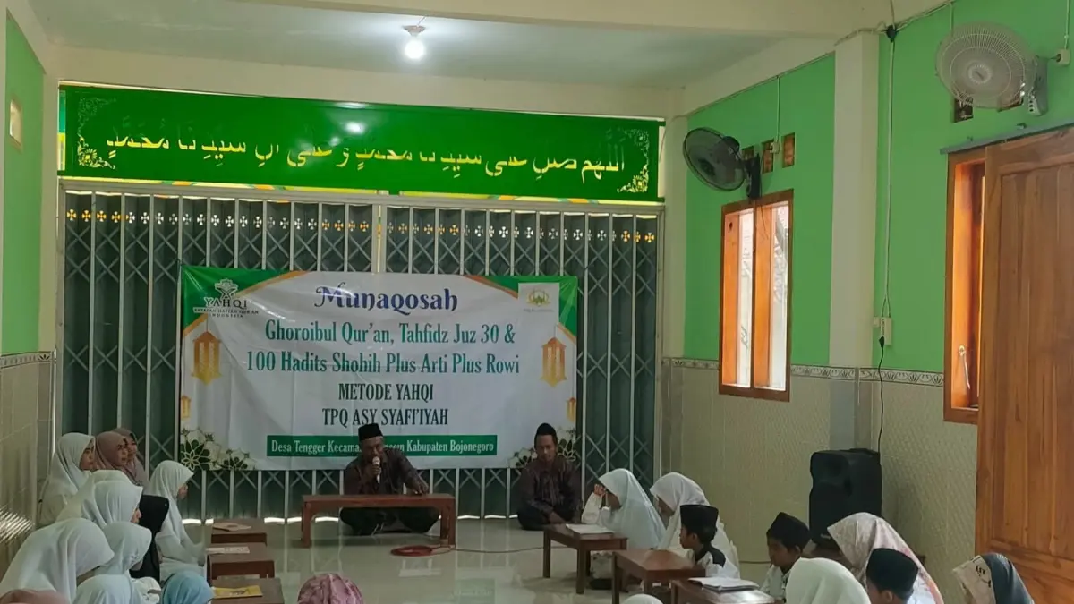 FONDASI AGAMA: Santri madin saat mengaji dengan fasilitas sederhana, pengelola madin berharap kepastian tentang bosda. (M. IRVAN RAMADHON/RADAR BOJONEGORO)