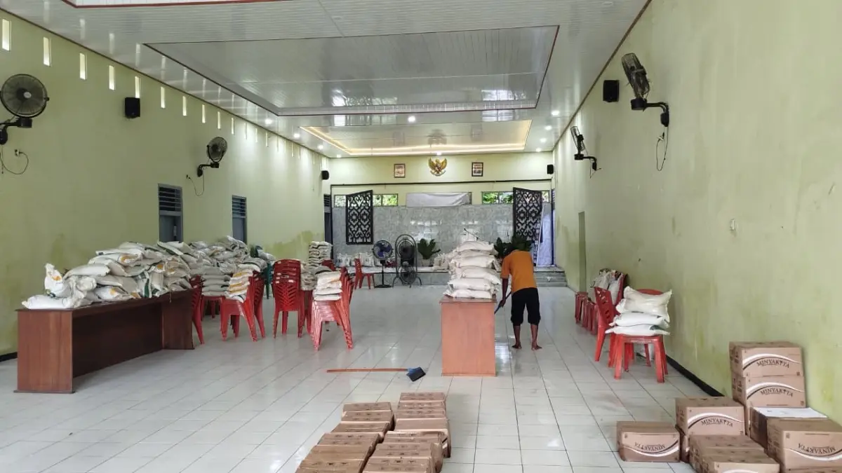 TERDAMPAK BANJIR: Petugas kebersihan di Kelurahan Cepu saat membersihkan lantai usai banjir. (ACHMAD SYAEROYZI/RDR.BJN)