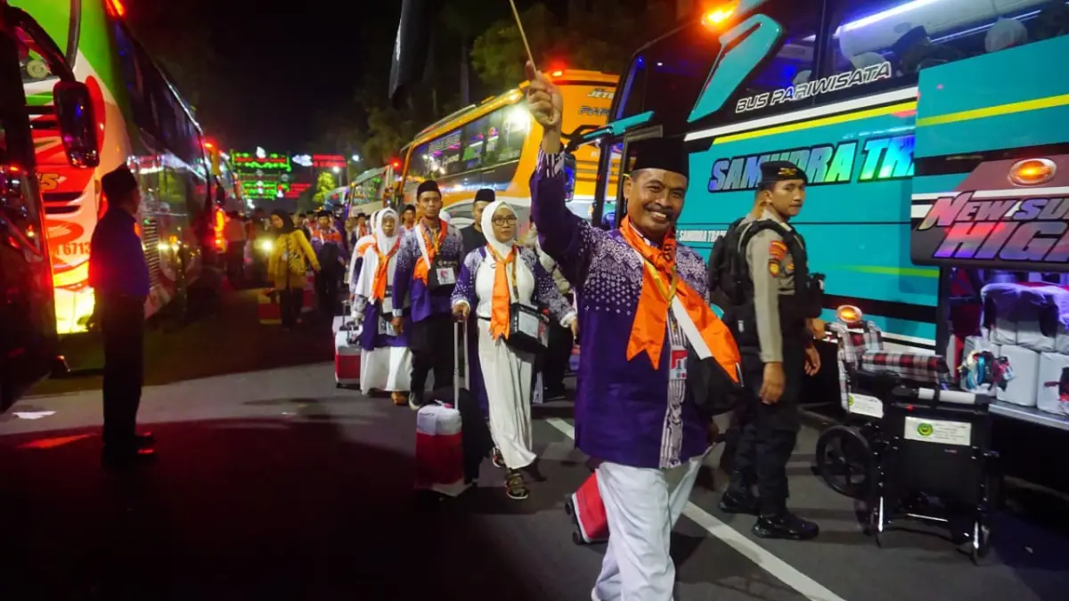 DIFASILITASI APBD: Pemberangkatan haji tahun lalu dengan naik bus dari Pendapa Malowopati, setiap tahun difasilitasi pemkab dengan anggaran bersumber dari APBD. (YUAN EDO/RADAR BOJONEGORO)
