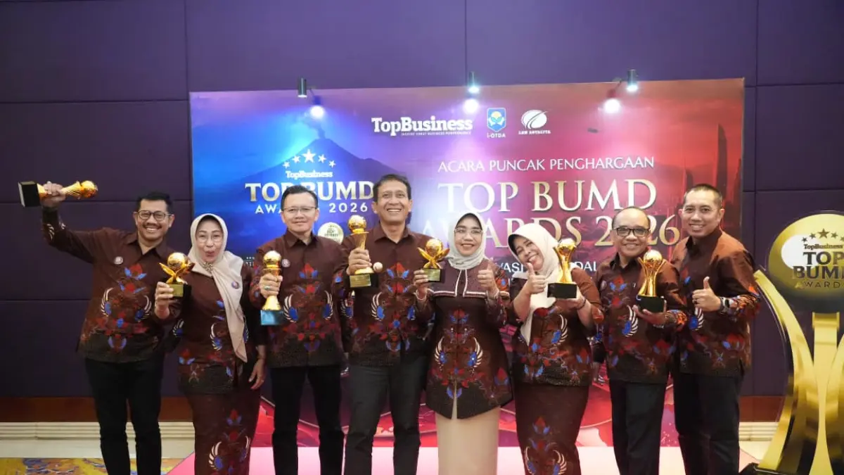 MEMBANGGAKAN : Bupati Setyo Wahono bersama Direktur PDAM dan BPR usai menerima penghargaan di Jakarta./PROKOPIM