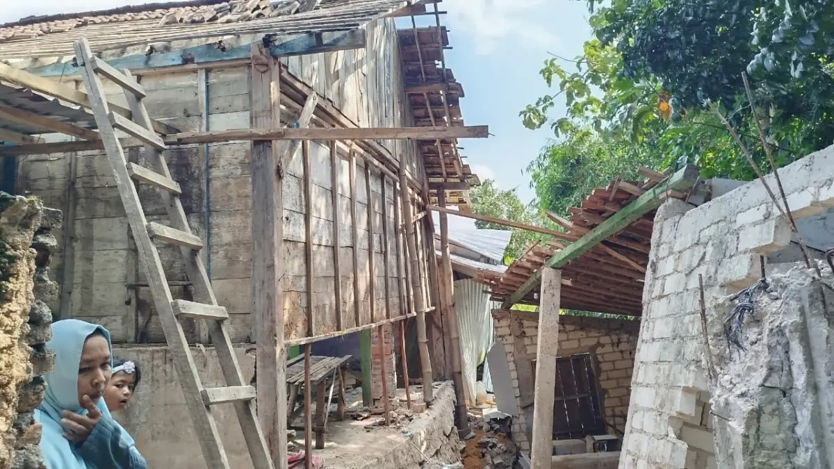 RUSAK PARAH: Kondisi rumah warga di Desa Kemiri, Kecamatan Jepon yang mengalami kerusakan. (ACHMAD SYAEROYZI/RDR.BJN)
