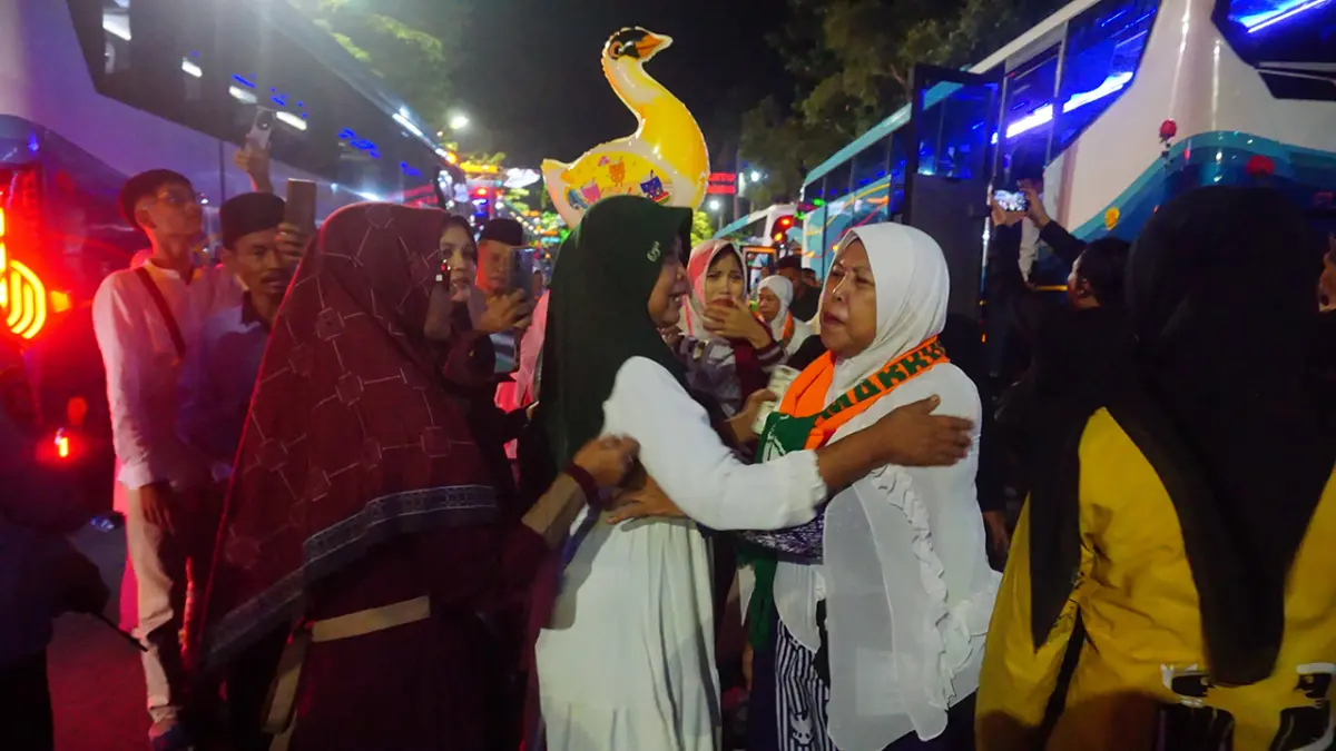 BERANGKAT HAJI: Jemaah haji saat berangkat tahun lalu, tahun ini tidak melibatkan bus lokal. (YUAN EDO/RADAR BOJONEGORO)
