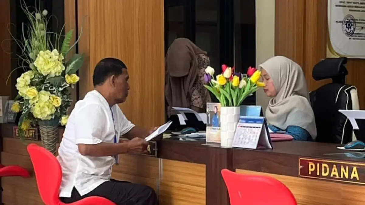 DAFTAR MANUAL: Salah satu kepala sekolah mengajukan uji materiil tentang Permendikdasmen Nomor 7 Tahun 2025 di Pengadilan Negeri Bojonegoro. (M. IRVAN RAMADHON/RADAR BOJONEGORO)