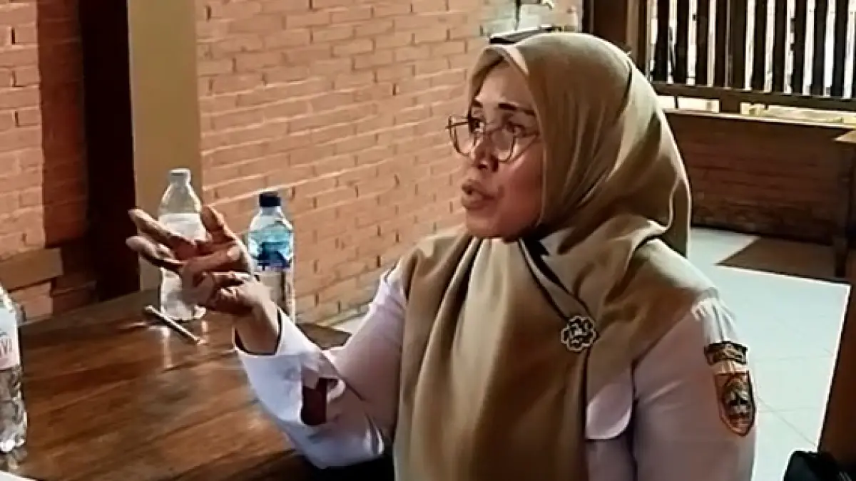 DISINYALIR PENIPUAN: Diana, salah satu guru di SMAN 1 Blora saat menjelaskan ke awak media tentang aplikasi Snapbost. (ACHMAD SYAEROYZI/RADAR BOJONEGORO)