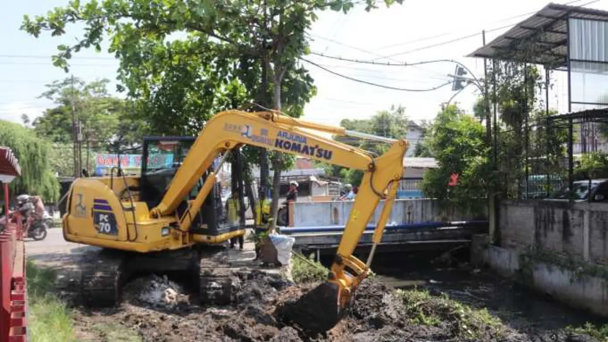 NORMALISASI: Sejumlah eskavator dikerahkan untuk melakukan normalisasi dan mengeruk sedimentasi sejumlah kali di Cepu, guna memperlancar aliran air.  (ACHMAD SYAEROYZI/RDR.BJN)