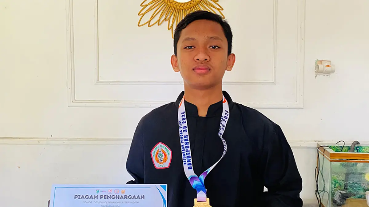 PERNAH CEDERA: Ahmad Irdatama sempat vakum pada 2024 akibat cedera tangan, berhasil meraih prestasi perdana di Kejuaraan Pencak Silat Dandepohar 2026. (ISTIMEWA/RADAR BOJONEGORO)