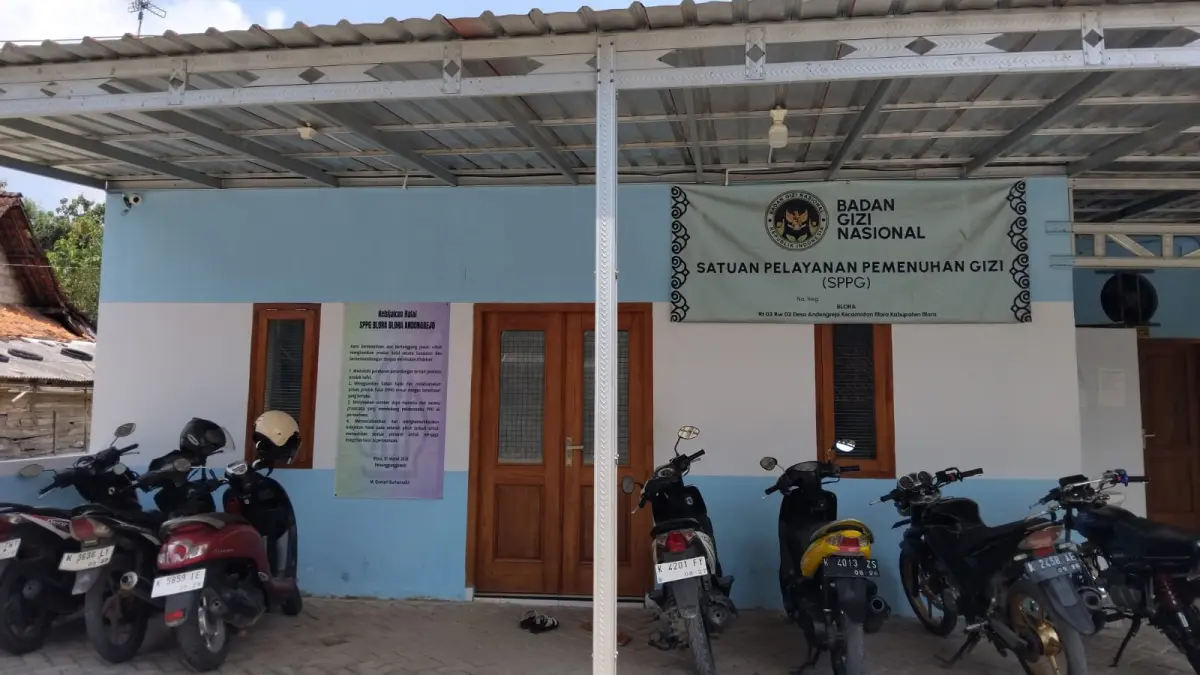 DAPAT KOMPLAIN: Pihak sekolah mengembalikan 196 paket menu MBG ke SPPG Andongrejo Kecamatan Blora. (ACHMAD SYAEROYZI/RDR.BJN)