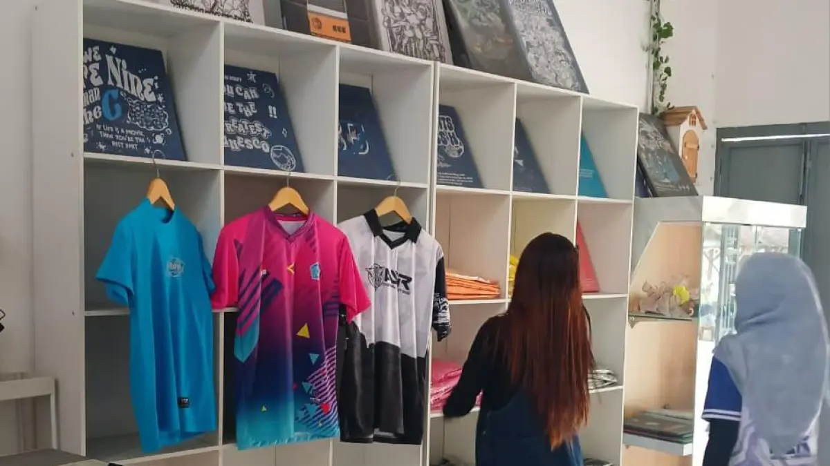 HARGA NAIK: Kenaikan harga bahan baku tekstil mulai dirasakan pelaku usaha konveksi di Bojonegoro. (HAKAM ALGHIFARI/RADAR BOJONEGORO)