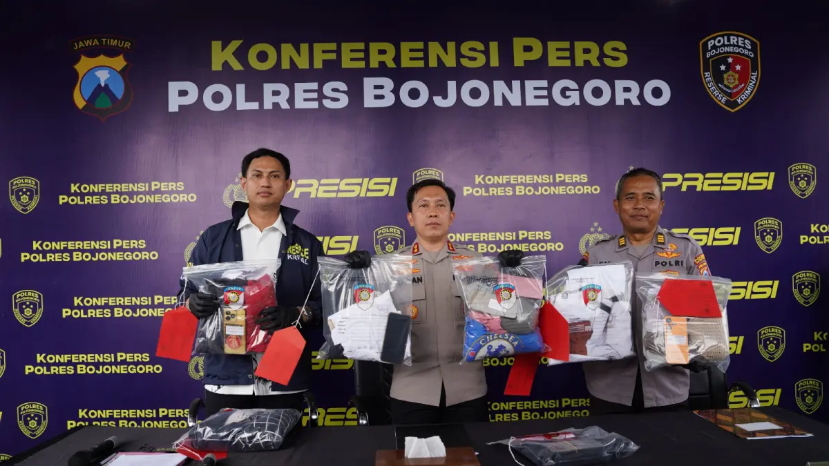 TUNJUKKAN BARANG BUKTI: Kapolres menunjukkan barang bukti kasus pencabulan dan pemerkosaan. (M. IRVAN RAMADHON/RADAR BOJONEGORO)