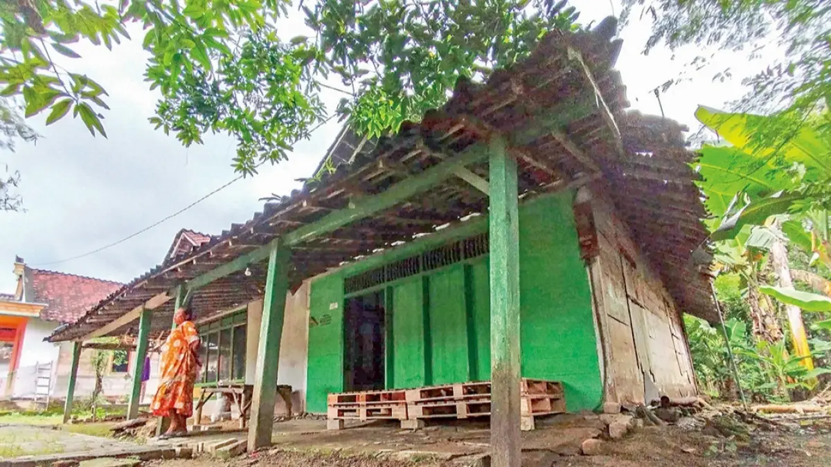 DIDATA : Rumah salah satu penerima BPNTD di desa Temayang Kecamatan Temayang. (HAKAM ALGHIVARI/RADAR BOJONEGORO)