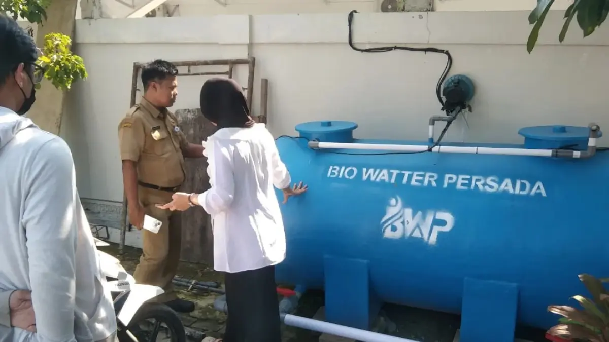 LAKUKAN PENGAWASAN: Pengecekan IPAL yang dilakukan oleh Tim Dinkesda Blora. (ACHMAD SYAEROYZI/RDR.BJN)