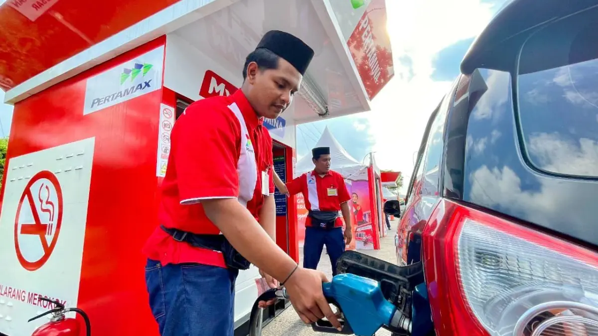 HARGA NAIK : Petugas SPBU sedang mengisi BBM salah satu warga. Saat ini harga BBM nonsubsidi mengalami kenaikan harga. (YANA DWI KURNIYA WATI/RADAR BOJONEGORO)
