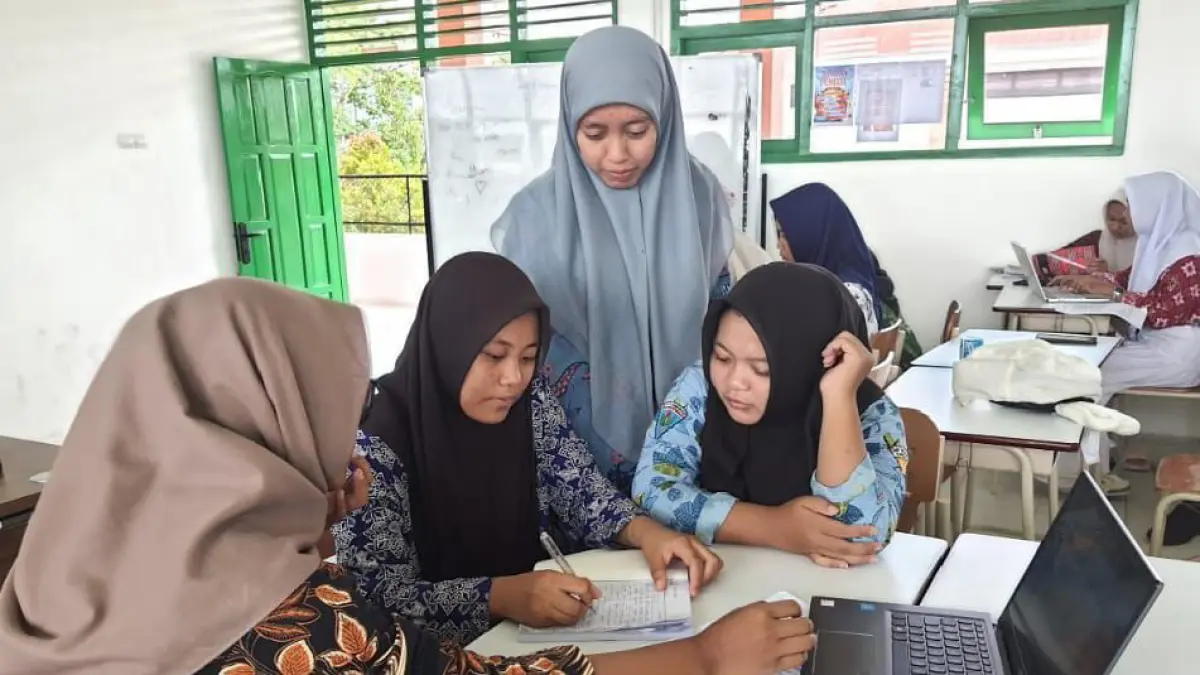 PRIORITAS: Siswa sekolah di Blora sedang mengakses internet. Sekolah tetap mendapatkan prioritas akses internet di tengah efisiensi anggaran internet. (ISTIMEWA/RADAR BOJONEGORO)