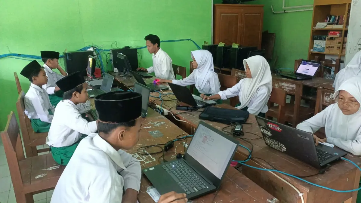 TEGANG: Pelaksanaan geladi bersih TKA di MIN 3 Bojonegoro. (ISTIMEWA/RADAR BOJONEGORO)