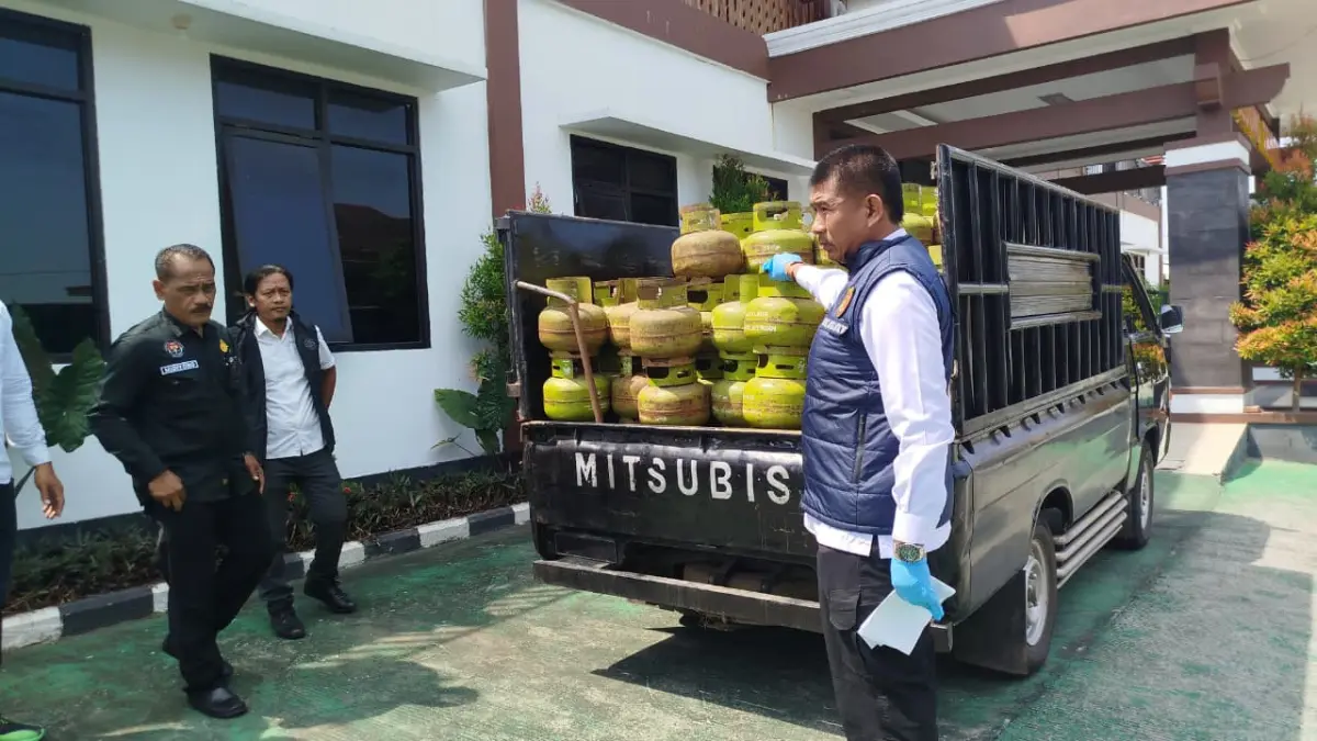 BONGKAR PRAKTIK CURANG: Kasatreskrim Polres Blora AKP Zaenul Arifin menunjukkan barang bukti LPG 3 kg yang hendak dijual di atas HET. (ACHMAD SYAEROYZI/RDR.BJN)