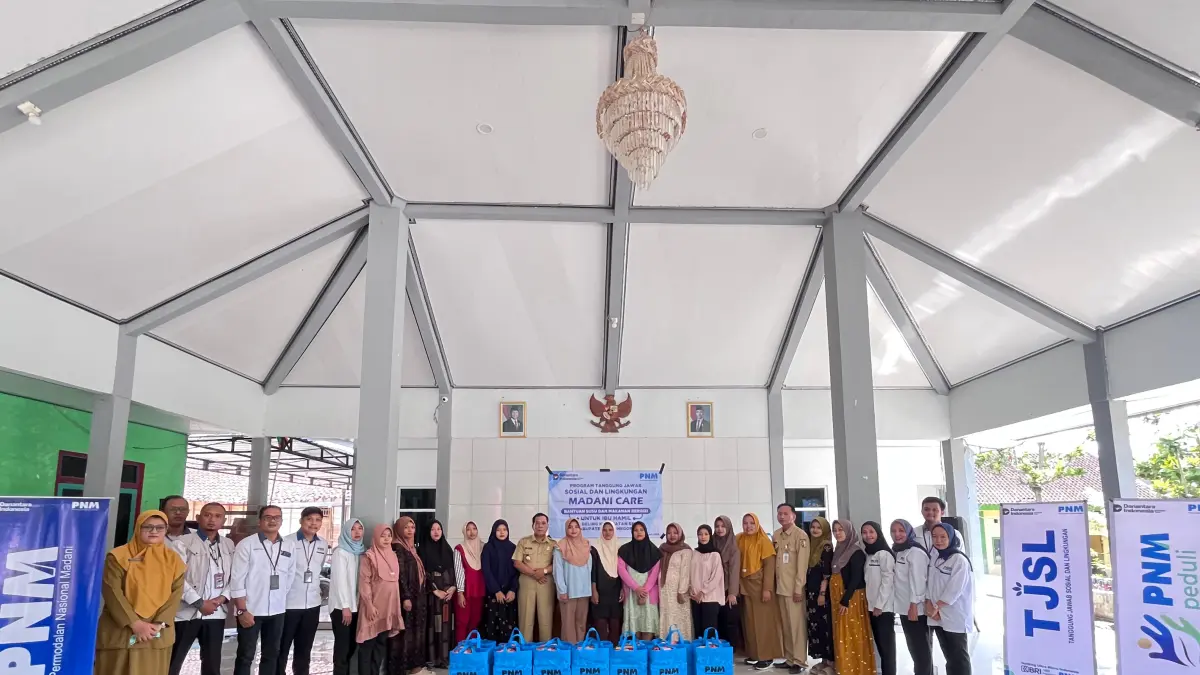 SOSIAL: PNM Cabang Bojonegoro menyerahkan secara simbolis 20 paket bantuan untuk ibu hamil di Desa Deling, Kecamatan Sekar.