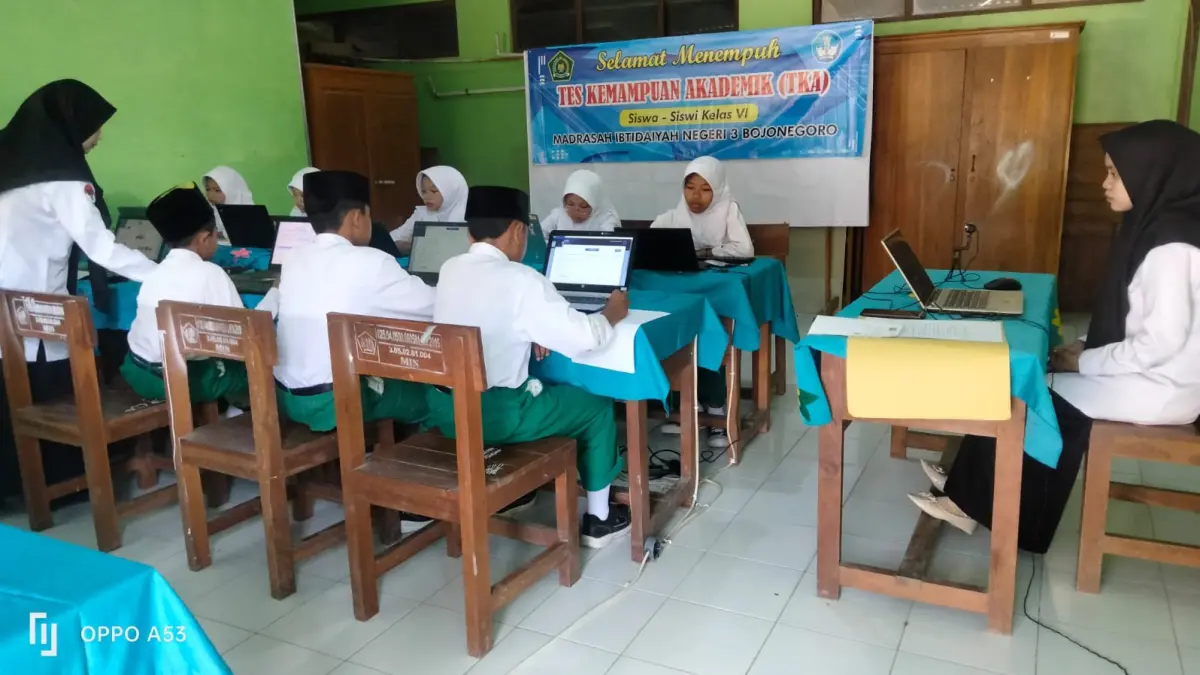 TKA PERTAMA: Siswa SD/MI sedang menjalani TKA di hari pertama, di Kecamatan Gayam diwarnai listrik padam. (M. IRVAN RAMADHON/RADAR BOJONEGORO)