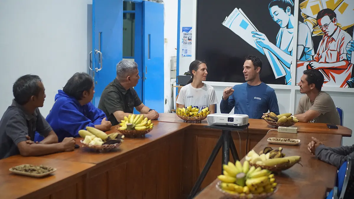 DISKUSI: Tiga Bersaudara dari Prancis, Gery Bencheghib, Kelly Benceghib, dan Sam Benchegib berdiskusi dengan Direktur Radar Bojonegoro Bachtiar Febrianto tentang sampah plastik kemarin (21/4) malam. (HAKAM ALGIFARI/RADAR BOJONEGORO)