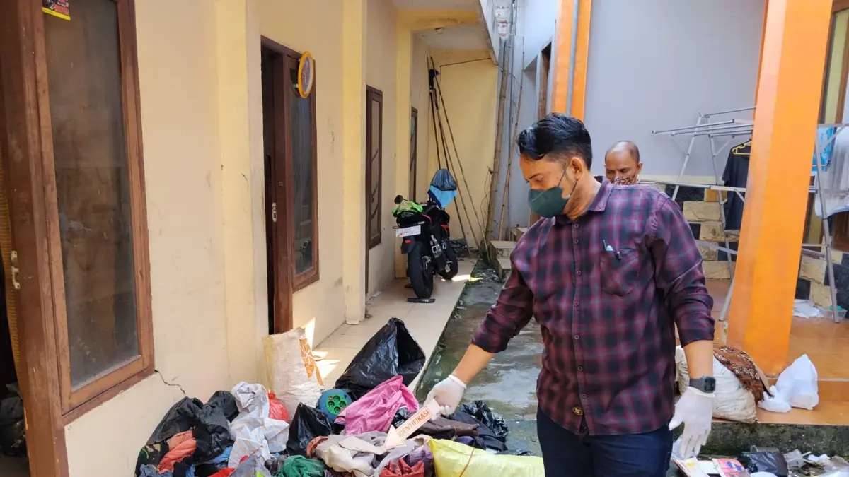 OLAH TKP: Kepolisian saat melakukan olah TKP di tempat kos di Kedungjenar. (ACHMAD SYAEROYZI/RDR.BJN)