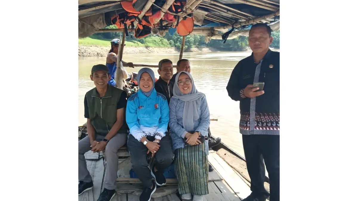 SURVEI: Wabup Nurul Azizah saat survei lokasi sungai untuk dibersihkan sampahnya hari ini bersama Sungai Watch. (HAKAM ALGIFARI/RADAR BOJONEGORO)