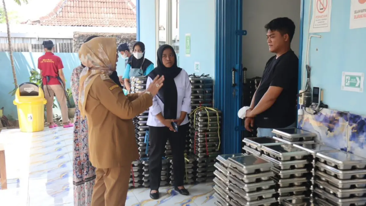 TERJUN LANGSUNG: Ketua Satgas MBG Blora Sri Setyorini saat melakukan sidak ke SPPG di Desa Bogowanti, Kecamatan Ngawen. (RAHUL OSCARRA DUTA/RDR.BJN)