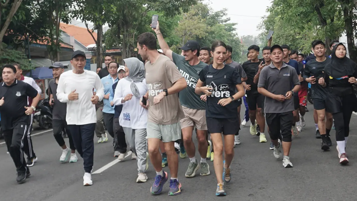 MISI MENJAGA SUNGAI: Bupati Bojonegoro Setyo Wahono dan Wakil Bupati Nurul Azizah bersama warga mendampingi tiga pelari asal Prancis Gary, Sam, dan Kelly Bencheghib dalam misi kampanye menjaga sungai dari sampah plastik. (M. IRVAN RAMADHON/RADAR BOJONEGORO)