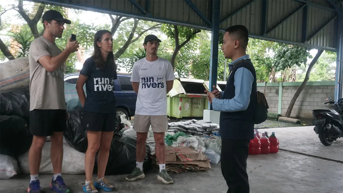 DISKUSI SAMPAH: Gery, Kelly, dan Sam, diskusi bersama petugas DLH Bojonegoro tentang pengelolaan sampah di TPS 3R kemarin, sebelum melanjutkan lari menuju Cepu. (YUAN EDO/RADAR BOJONEGORO)