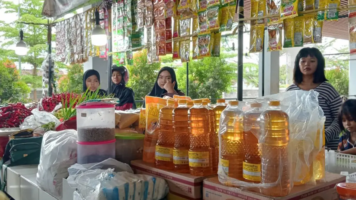 MELEBIHI HET: Harga Minyakita di pasaran melebihi HET yang ditetapkan pemerintah. (YANA DWI KURNIYA WATI/RADAR BOJONEGORO)