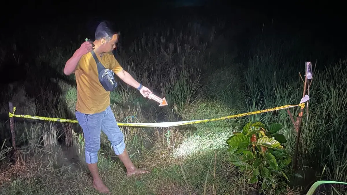 OLAH TKP: Petugas melakukan identifikasi di titik petani ditemukan meninggal tersengat jebakan tikus. (ISTIMEWA/RADAR BOJONEGORO)
