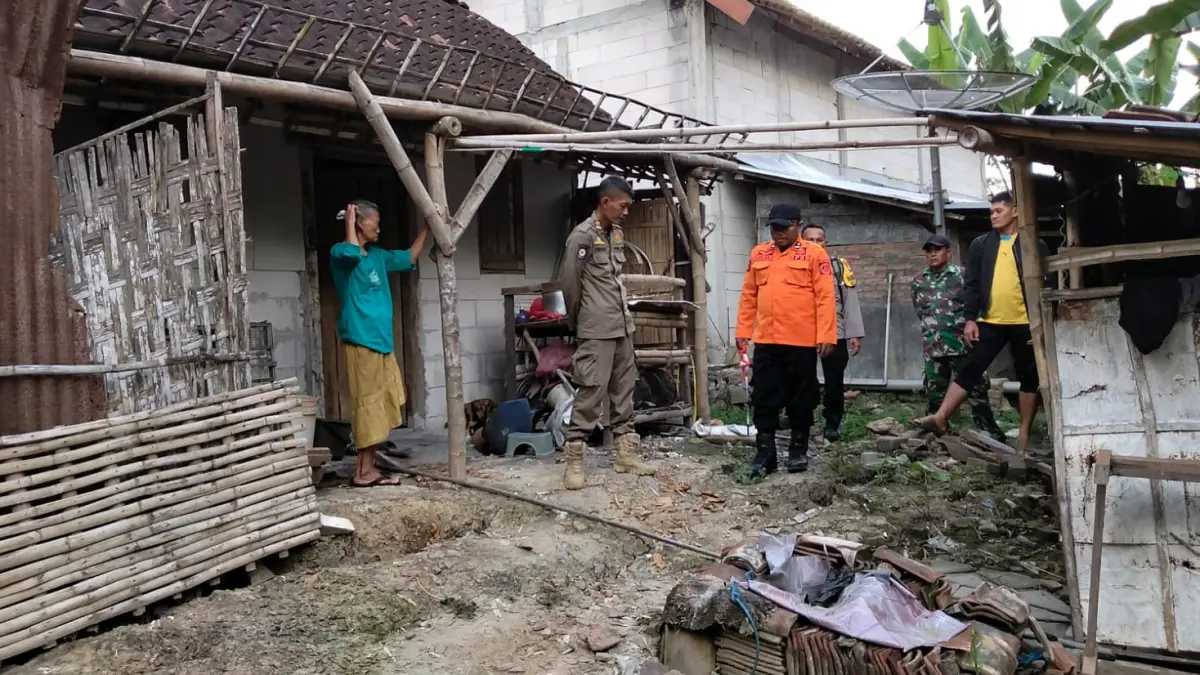 ROBOH: Sebagian rumah warga roboh karena tanahnya amblas.  (YANA DWI KURNIYA WATI/RADAR BOJONEGORO)
