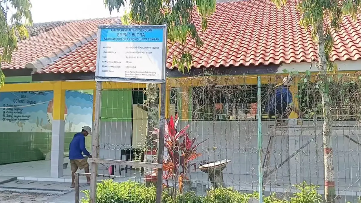 TERIMA BANPRES: SMPN 3 Blora menerima Banpres senilai Rp 2 miliar lebih. Total ada delapan sekolah yang menerima bantuan serupa. (ACHMAD SYAEROYZI/RDR.BJN)