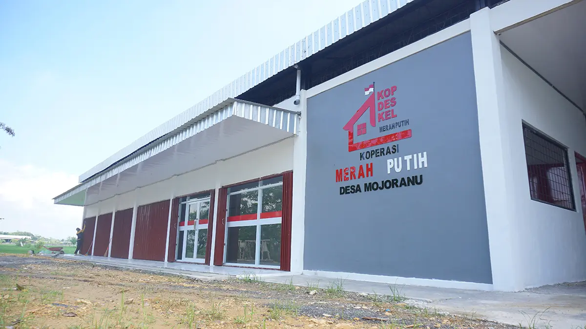 INSTRUKSI: Sesuai instruksi pemerintah pusat semua desa mendirikan gerai KDKMP yang dikawal ketat TNI. (HAKAM ALGHIVARI/RADAR BOJONEGORO)