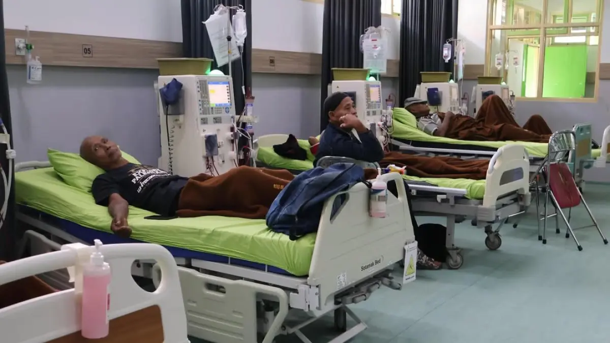 JALANI PERAWATAN: Pasien pengguna BPJS Kesehatan menjalani perawatan di RSUD Blora. (ACHMAD SYAEROYZI/RDR.BJN)