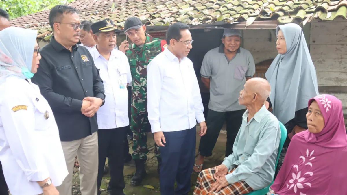 TINJAU LANGSUNG: Wamenkes saat mengunjungi para lansia di Blora untuk identifikasi penyakit atau cek kesehatan gratis. (ISTIMEWA/RADAR BOJONEGORO)