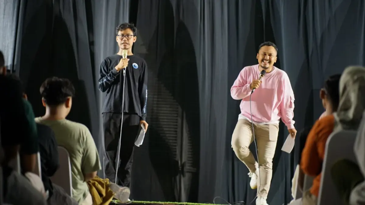 MENGHIBUR: Penampilan salah satu komika stand up comedy di Bojonegoro beberapa waktu lalu. (ISTIMEWA/RADAR BOJONEGORO)