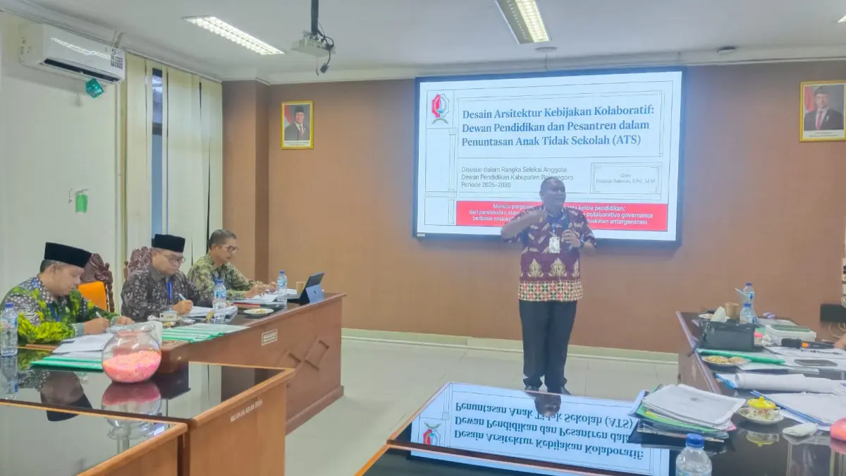 PAPARAN : Calon Anggota Dewan Pendidikan Bojonegoro Hidayat Rahman saat paparan di depan panitia seleksi. (ISTIMEWA/RADAR BOJONEGORO)