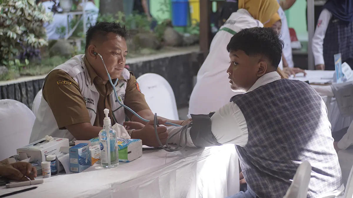 PROGRAM : Para siswa mengikuti cek kesehatan gratis di SMPN 1 Padangan 2025. (HAKAM ALGHIVARI/RADAR BOJONEGORO)