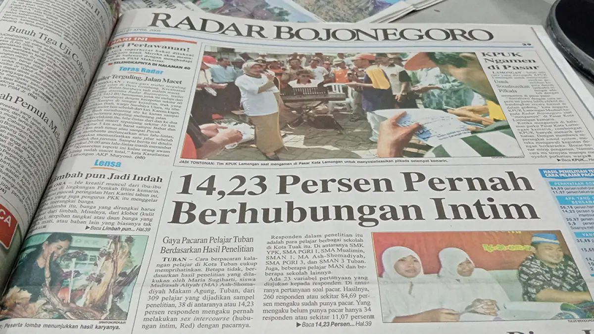 HASIL PENELITIAN: Siswa MA Ash-Shomadiyah Makam Agung Tuban membeberkan data hasil penelitian tentang gaya pacaran pelajar pada 2005 silam. (DOKUMENTASI RADAR BOJONEGORO)